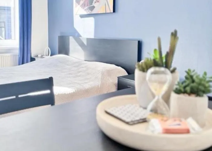 Modern Quiet Flat Near Metro U1 Ideal For 3 Apartman