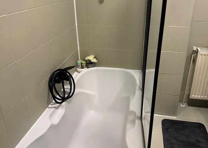 Modern Quiet Flat Near Metro U1 Ideal For 3 Apartman *
