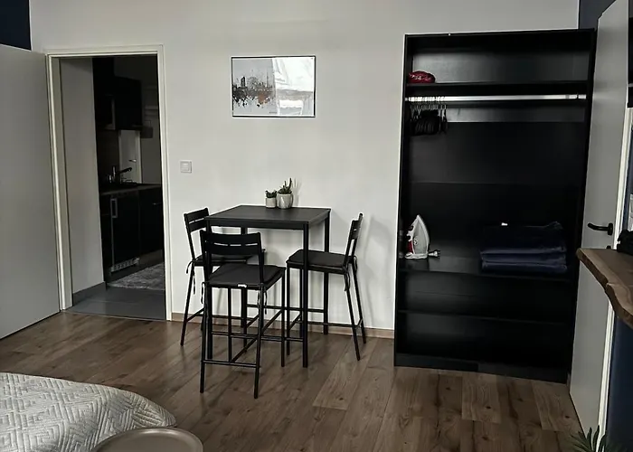 Modern Quiet Flat Near Metro U1 Ideal For 3 Apartman *