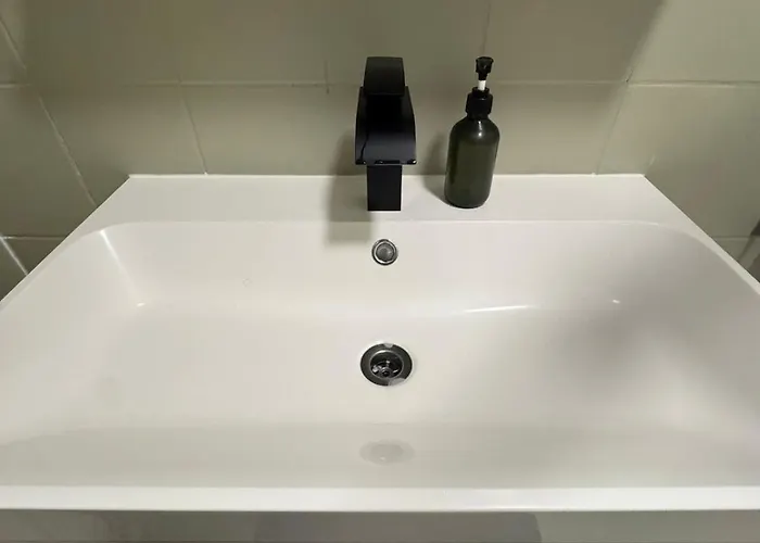 Apartman Modern Quiet Flat Near Metro U1 Ideal For 3 *