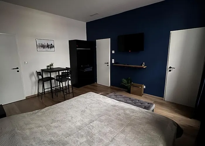 Apartman Modern Quiet Flat Near Metro U1 Ideal For 3 *