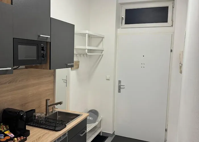 Apartman Modern Quiet Flat Near Metro U1 Ideal For 3 *